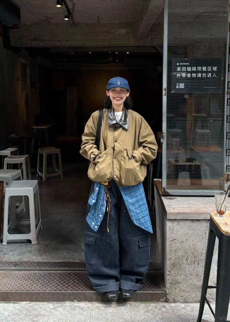 8. Áo khoác Canvas màu nâu + Quần jeans thụng + Sơ mi buộc eo