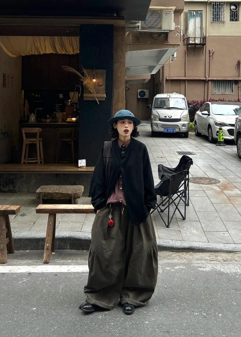 9. Áo khoác Cardigan đen + Quần Balloon màu rêu