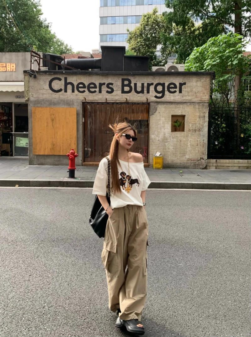 10. Áo thun trễ vai họa tiết + Quần túi hộp màu be