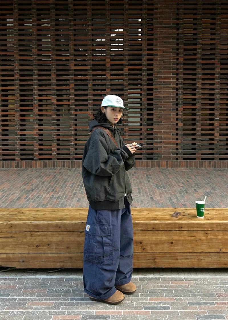 11. Áo khoác Active Jacket màu xám + Quần túi hộp xanh navy