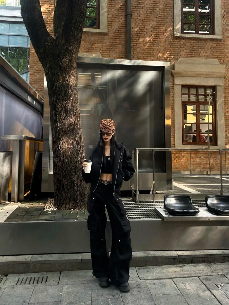 12. Áo khoác đen + Quần đen nhiều túi