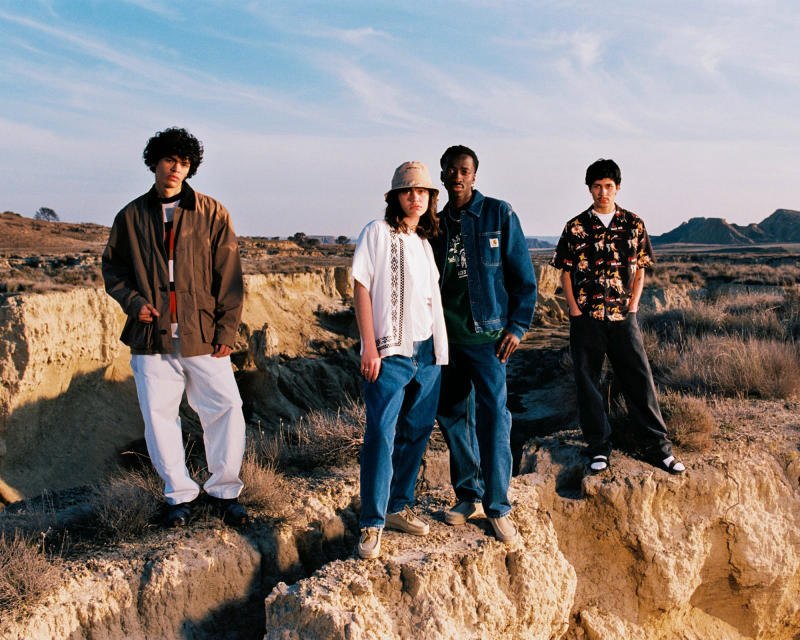 Phom dáng cấu trúc và đường nét sắc sảo