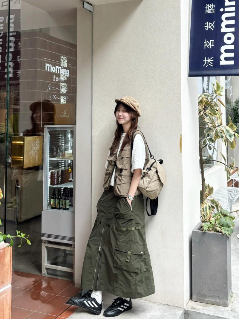13. Áo gile nhiều túi + Chân váy dài màu rêu