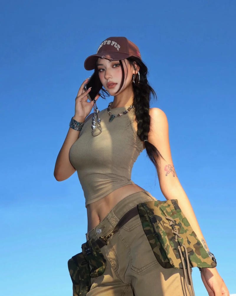 14. Áo Tank top màu be + Phụ kiện rằn ri + Quần cạp trễ