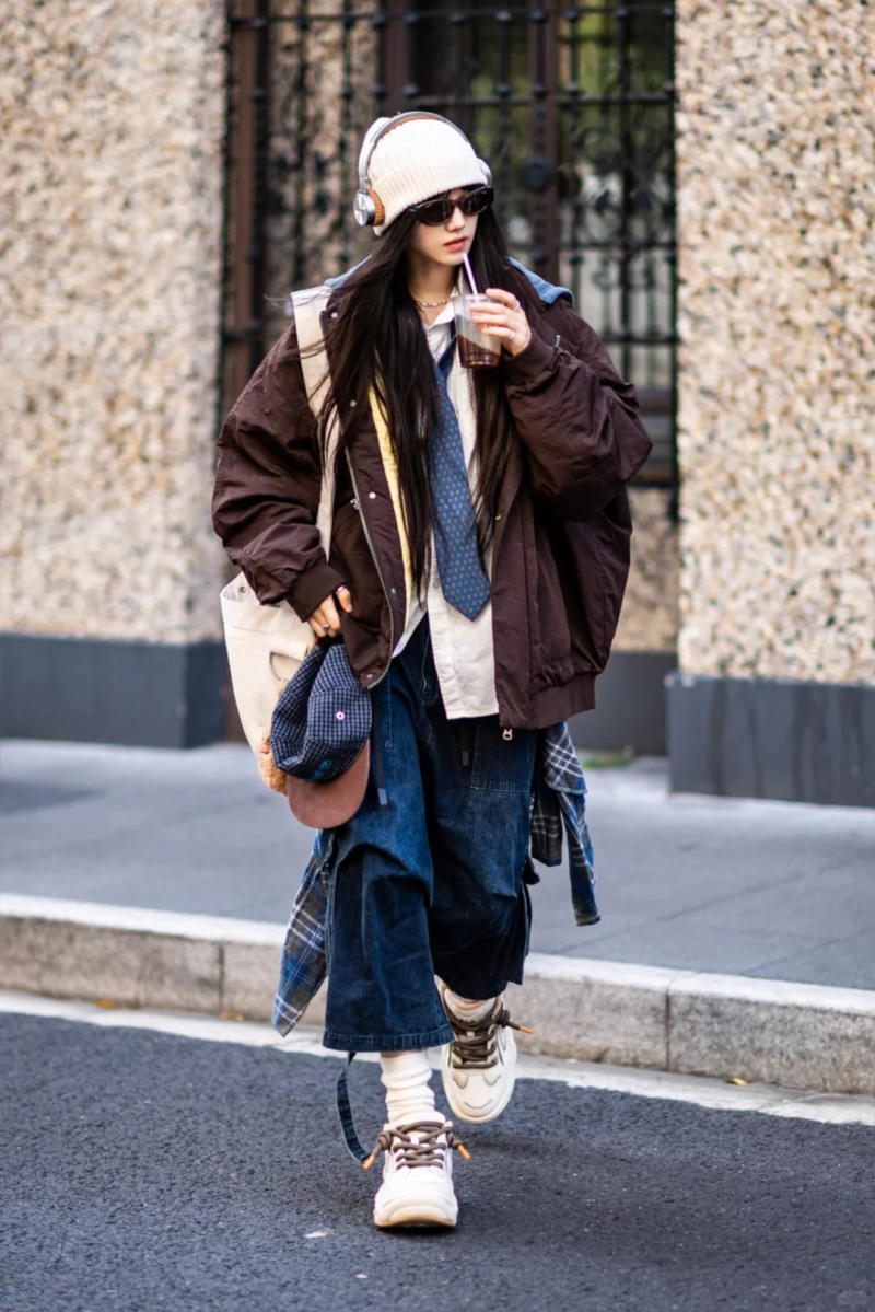 15. Áo khoác Bomber nâu oversize + Sơ mi thắt cà vạt + Quần jeans