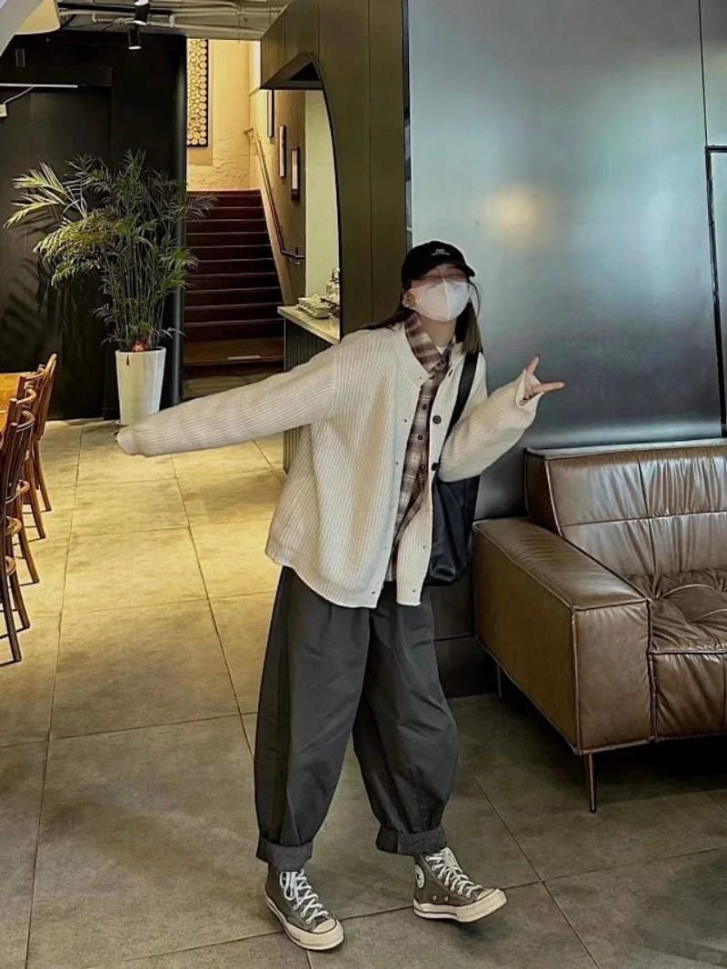 8. Quần harem + Áo cardigan len và Áo sơ mi kẻ