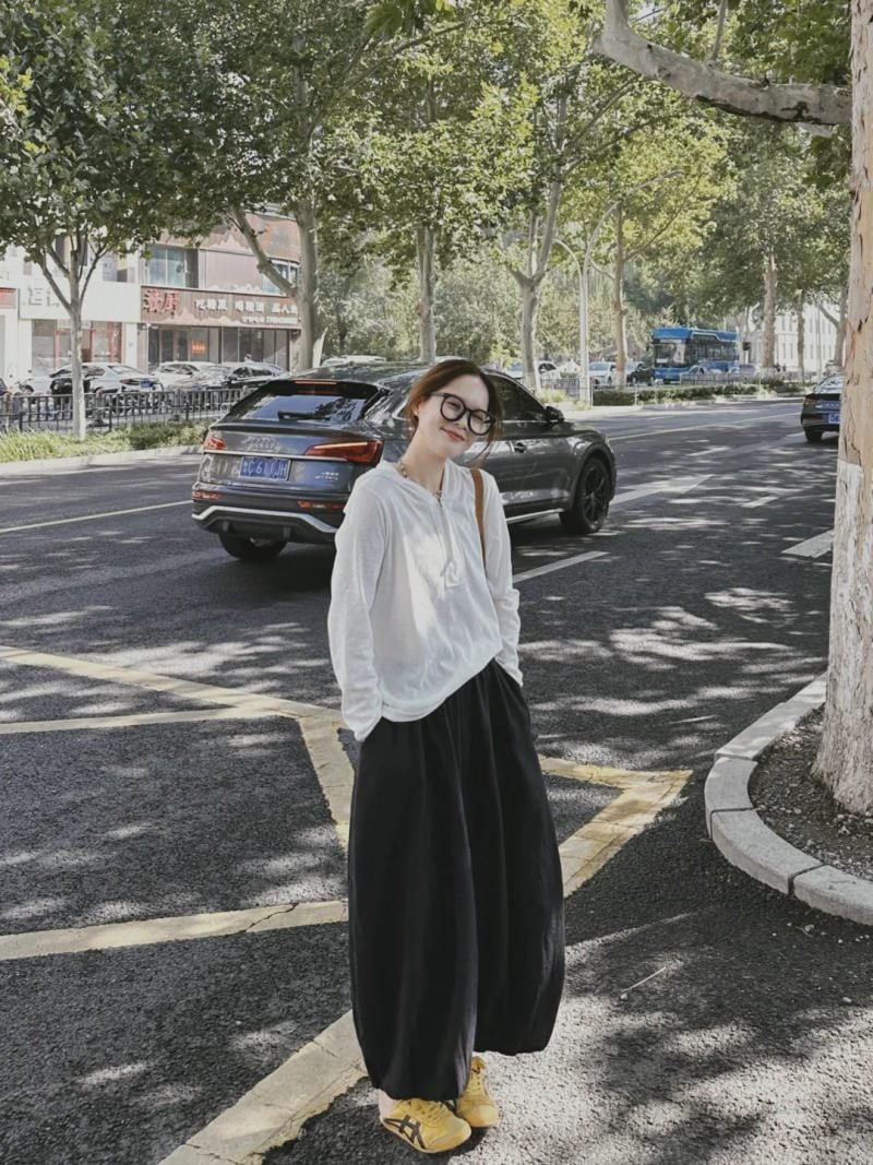 12. Quần harem đen + Áo Hoodie trắng
