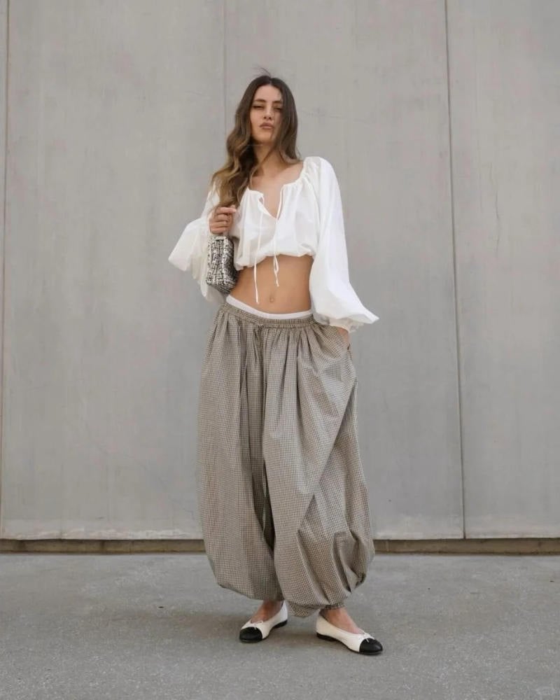 15. Quần harem kẻ caro + Áo kiểu Croptop tay phồng