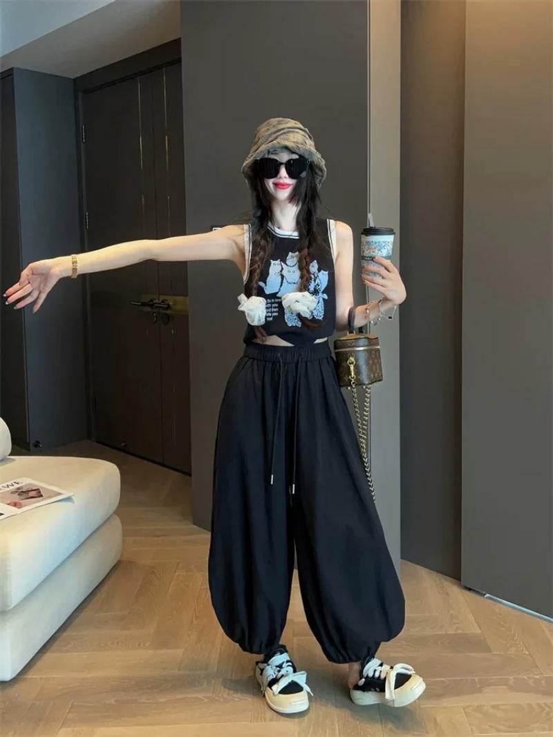 17. Quần harem vải dù + Áo tanktop họa tiết