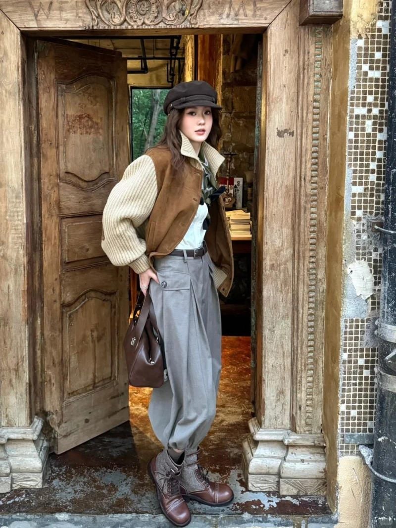 1. Quần harem + Áo khoác da lộn và Mũ Newsboy