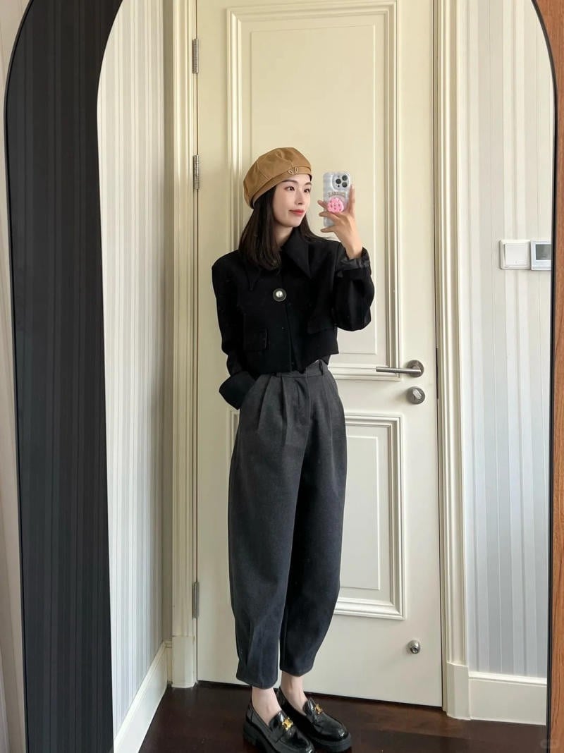 2. Quần harem + Áo khoác dáng ngắn (Croptop) và Mũ nồi