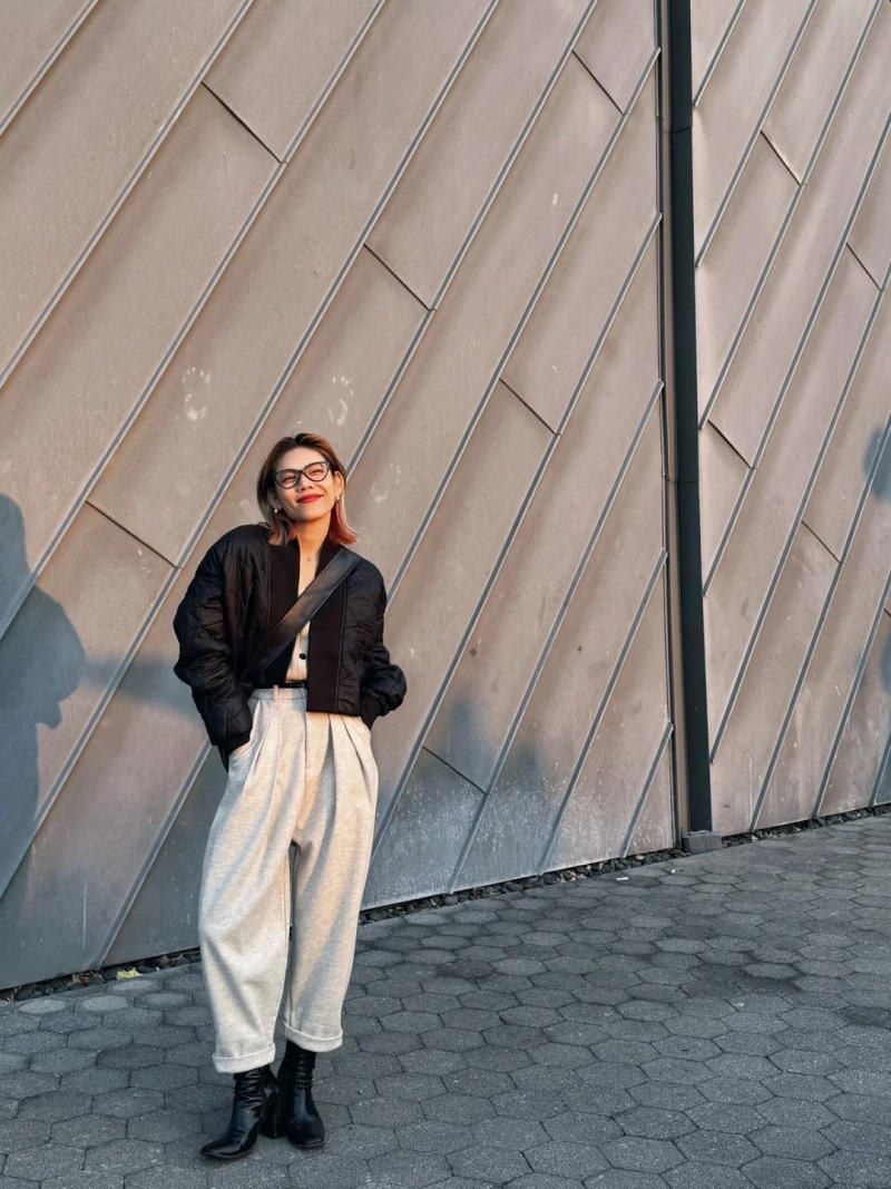 3. Quần harem nỉ + Áo khoác Bomber đen