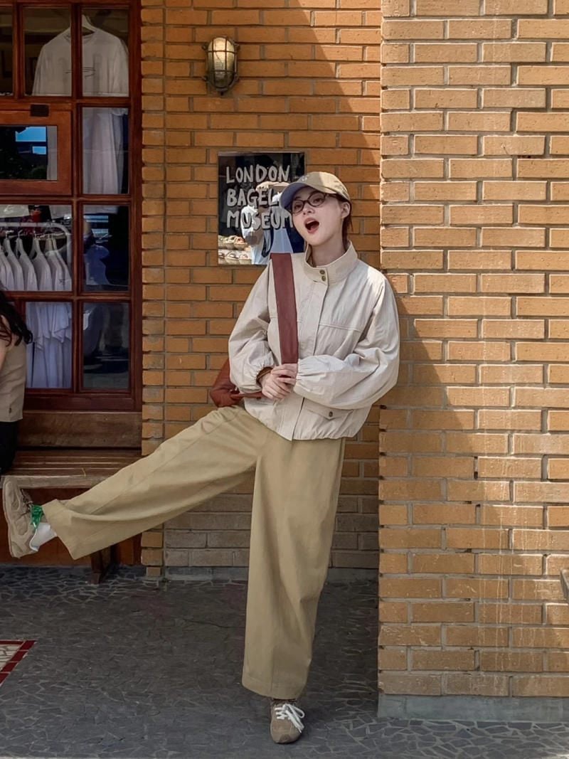 5. Quần harem kaki + Áo khoác gió (Windbreaker)