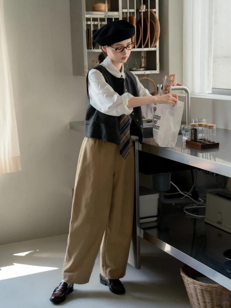 6. Quần harem + Áo gile và Cà vạt (Phong cách Preppy)