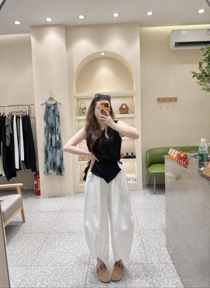 7. Quần harem vải thô đũi + Áo sát nách bất đối xứng