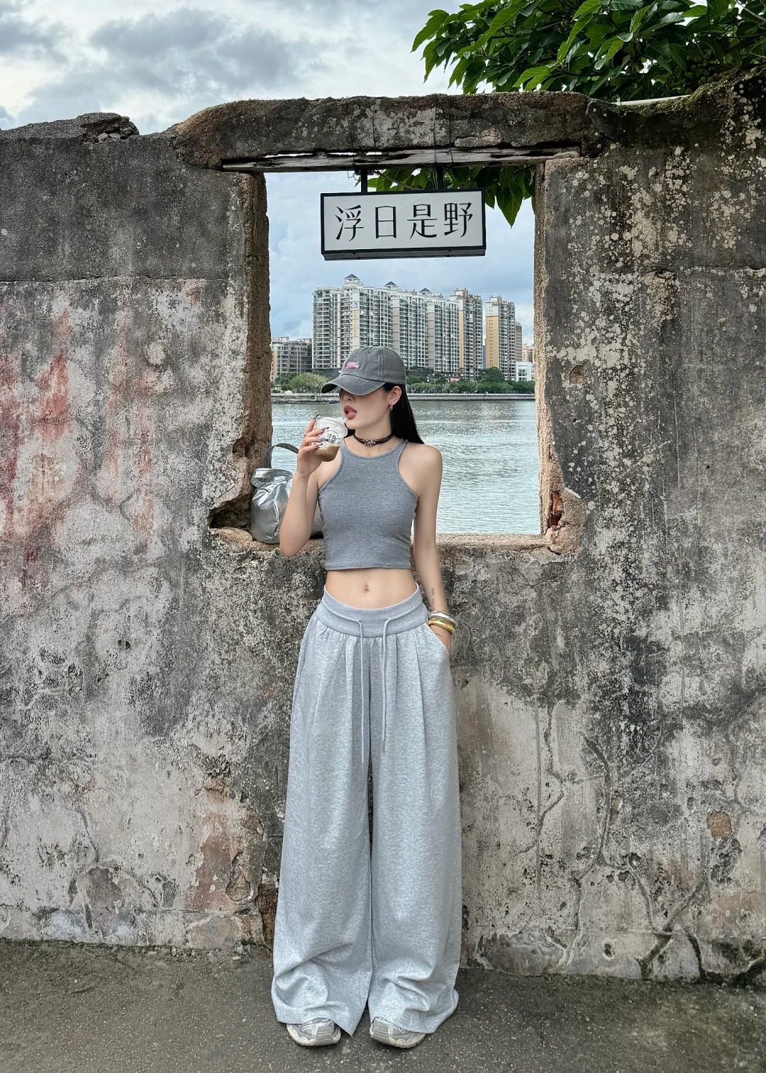 Quần nỉ phối với áo gì?