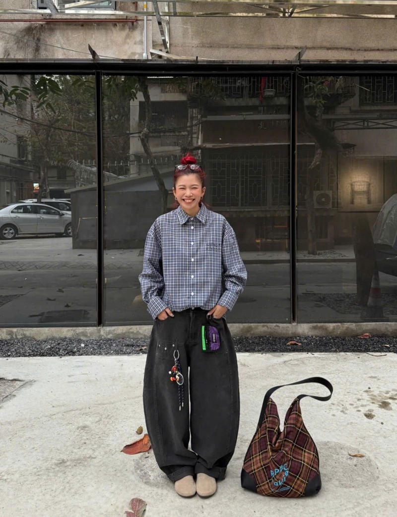 Quần jeans ống cong màu đen phối đơn giản cùng sơ mi caro xanh