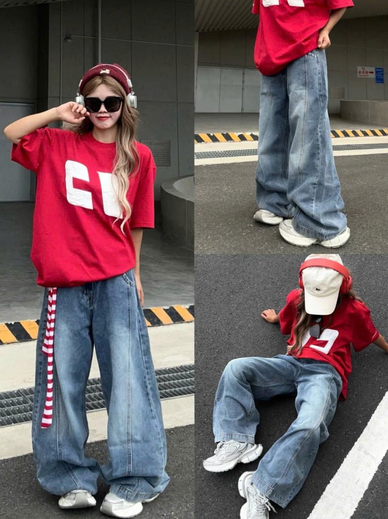 Quần jeans ống cong xanh classic phối năng động cùng áo thun và phụ kiện đỏ