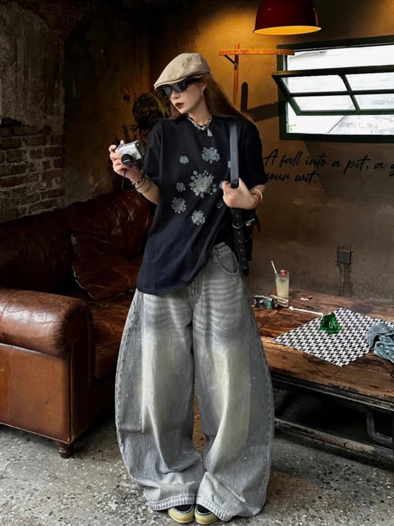 Quần jeans ống cong màu xám khói phối cùng áo thun đen họa tiết