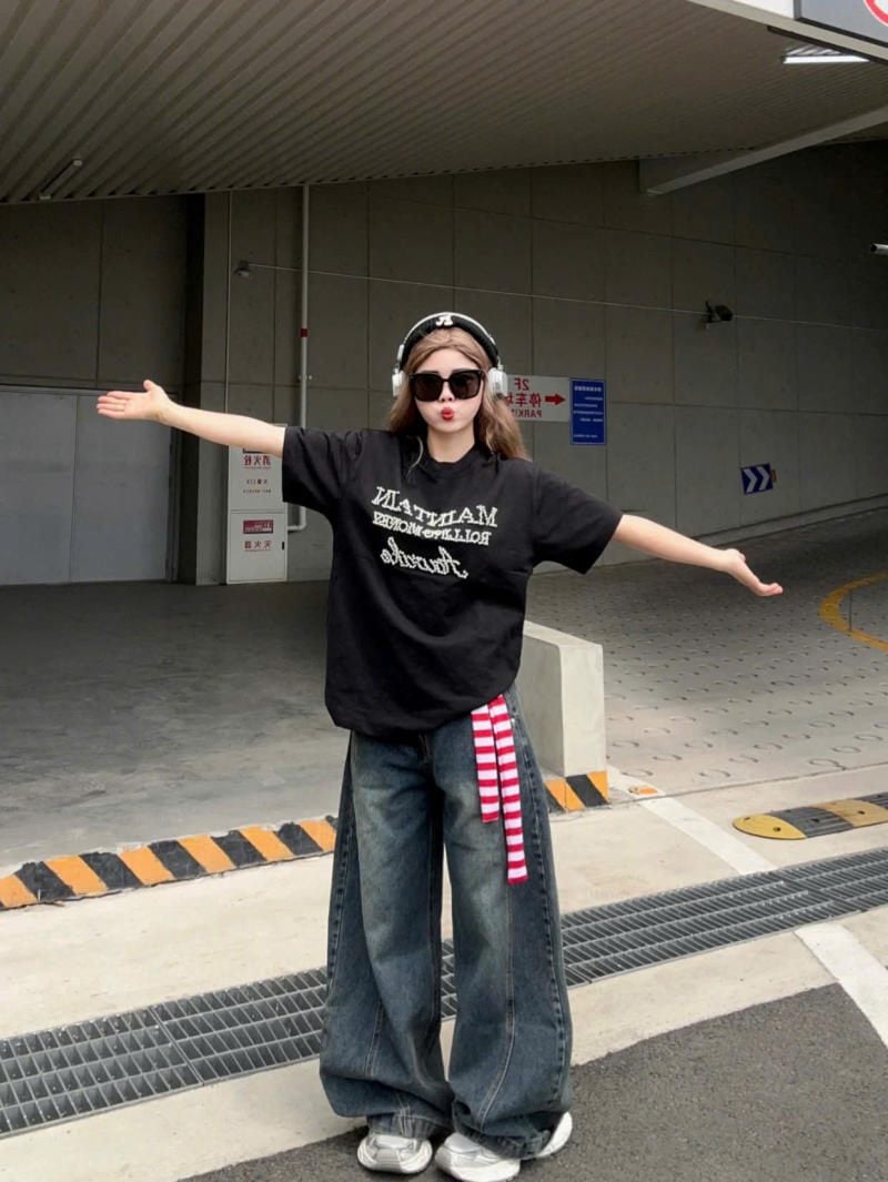 Quần jeans ống cong màu xám bạc phối cá tính cùng áo thun đen oversize