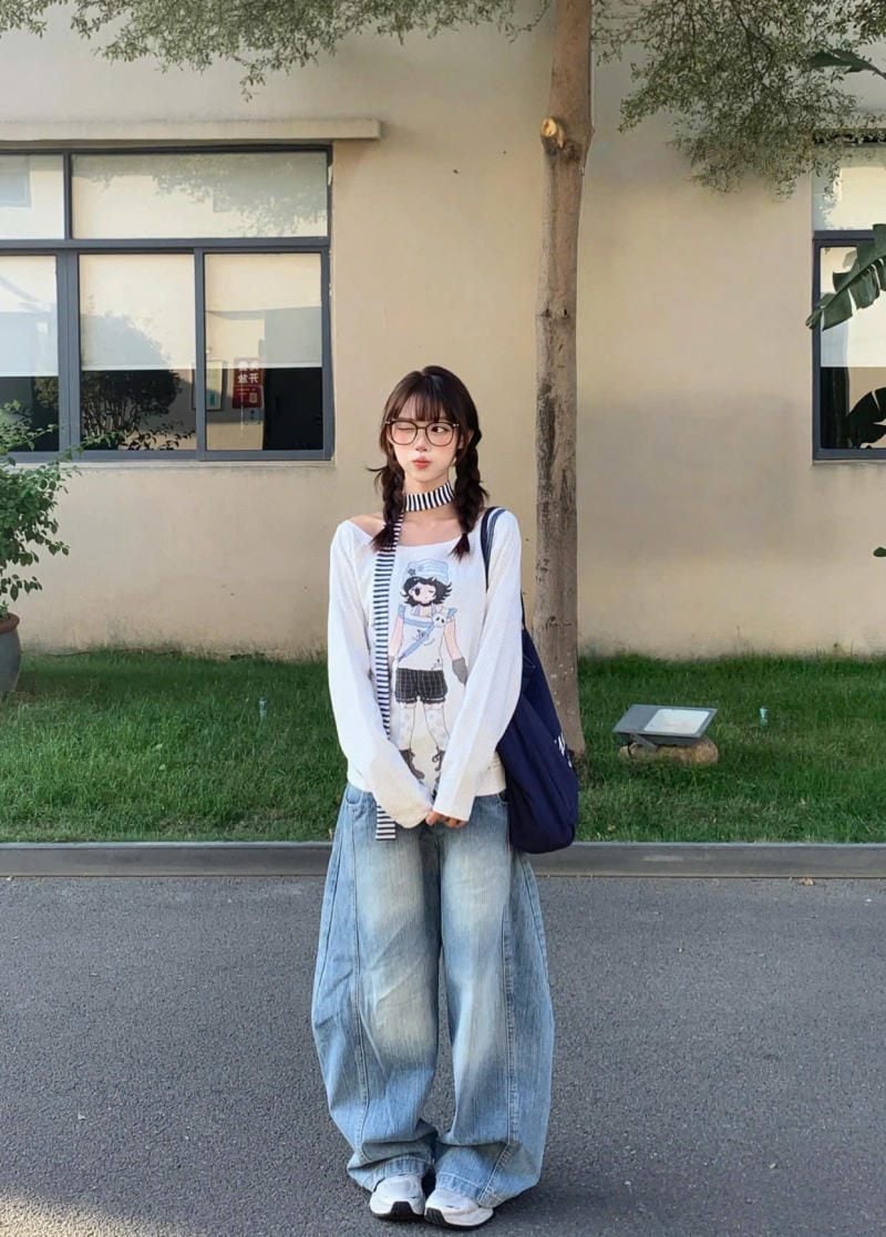 Quần jeans ống cong xanh sáng phối trẻ trung cùng áo họa tiết và khăn sọc