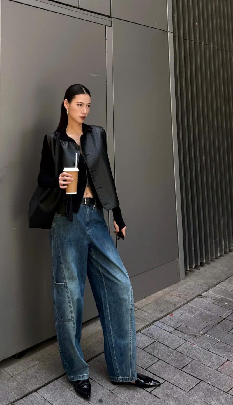 Quần jeans ống cong xanh denim phối sành điệu cùng layer áo da đen