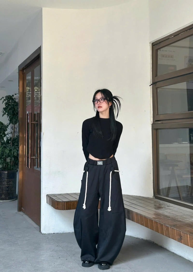 Quần cargo ống cong màu đen phối tối giản cùng áo crop top đen