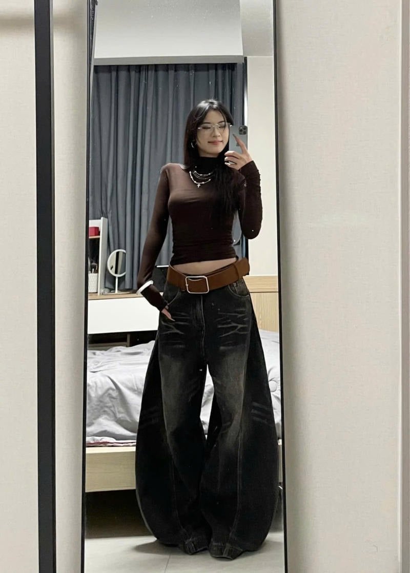 Quần jeans ống cong màu đen bạc phối quyến rũ cùng áo xuyên thấu và thắt lưng to bản