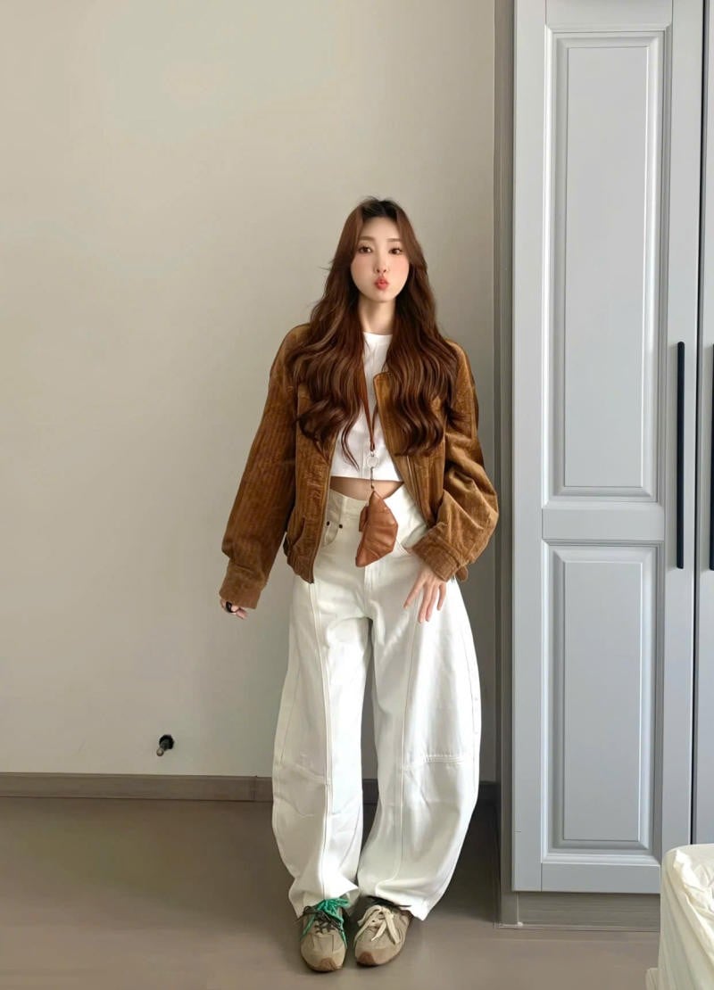 Quần ống cong màu trắng kem phối ấm áp cùng áo khoác nhung nâu
