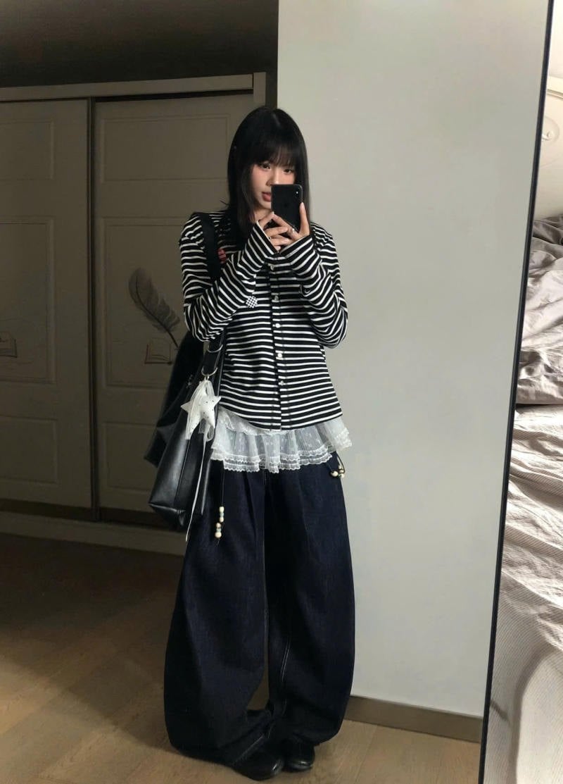 Quần jeans ống cong màu chàm phối nữ tính cùng áo cardigan sọc và viền ren