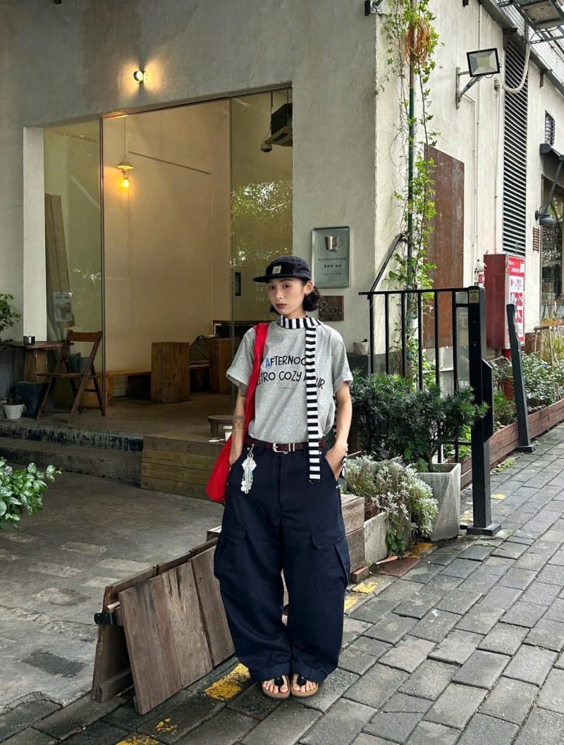 Quần cargo ống cong màu đen phối cùng áo thun xám và khăn choàng sọc