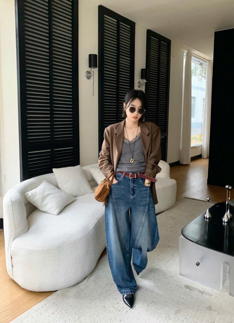 Quần jeans ống cong màu xanh cổ điển phối cùng blazer nâu và thắt lưng đỏ