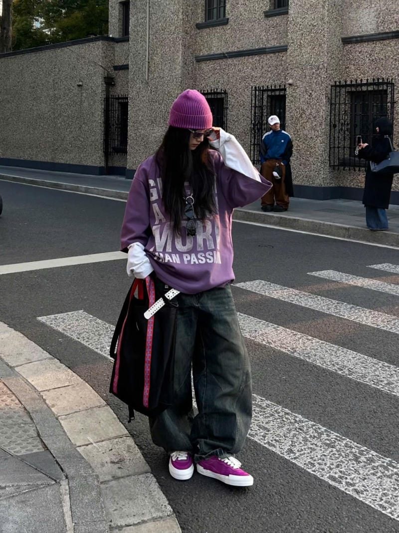 Quần jeans ống cong màu tối phối ton-sur-ton cùng sweatshirt và beanie tím