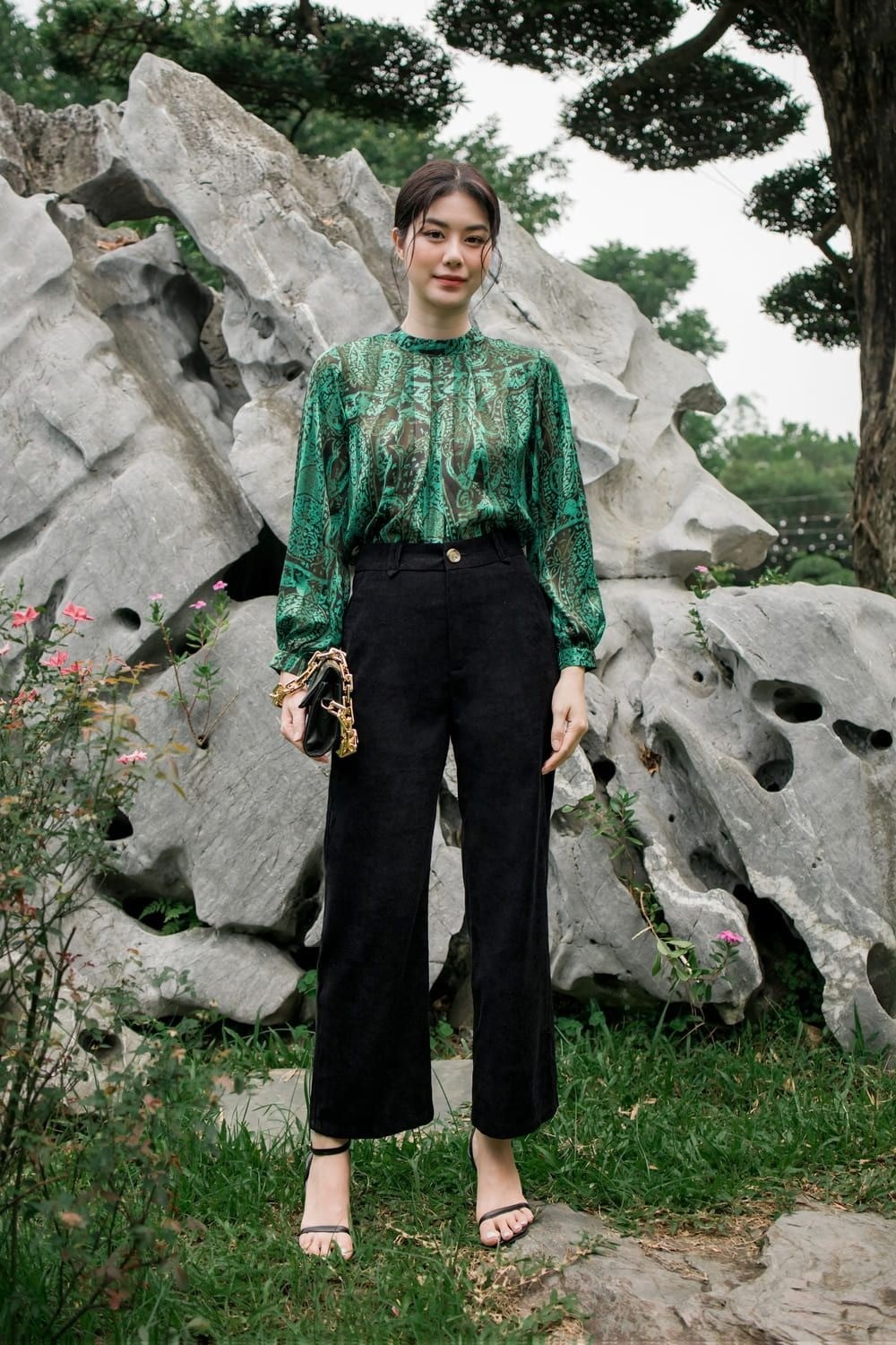 Quần tây nữ nhung tăm đen dáng lửng