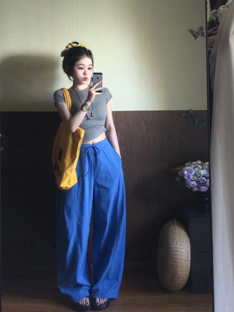 Quần xanh dương mặc vớiÁo màu ghi