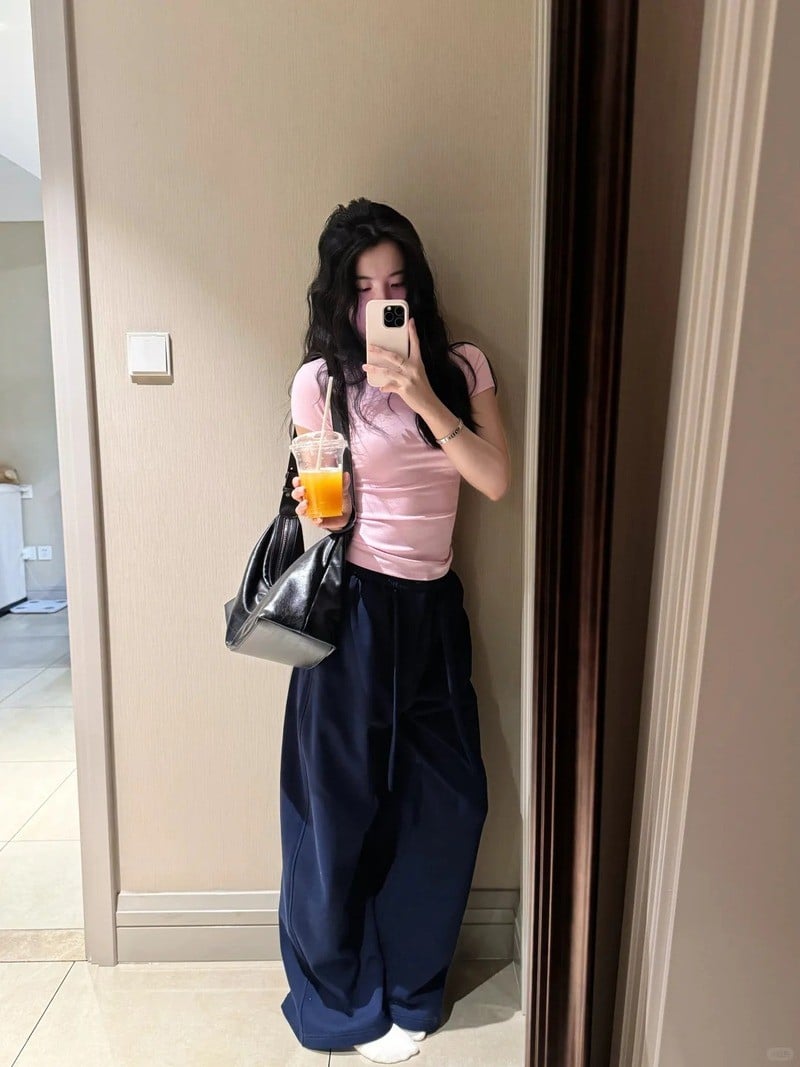 Quần xanh dương mặc với Áo màu pastel