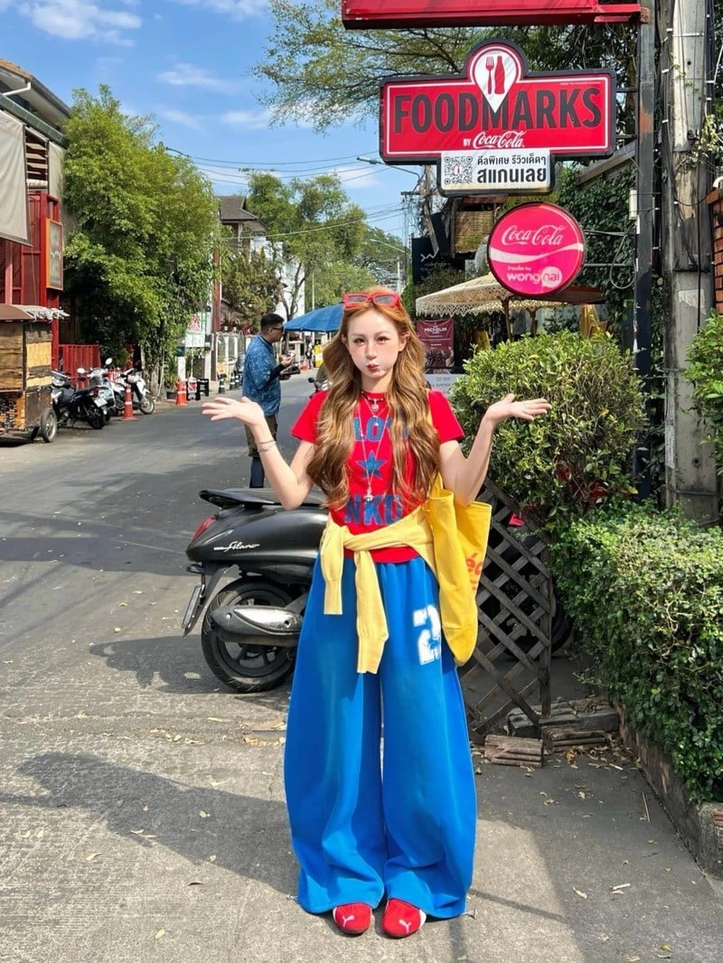 Quần xanh dương mặc với Áo màu đỏ