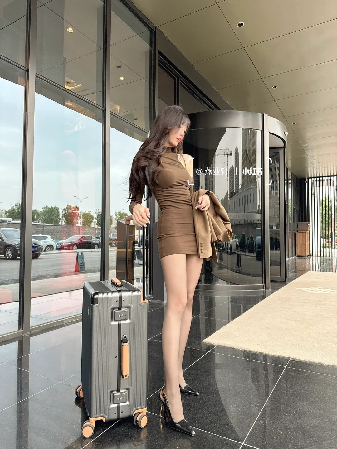 Chụp vali tại sảnh khách sạn lộng lẫy