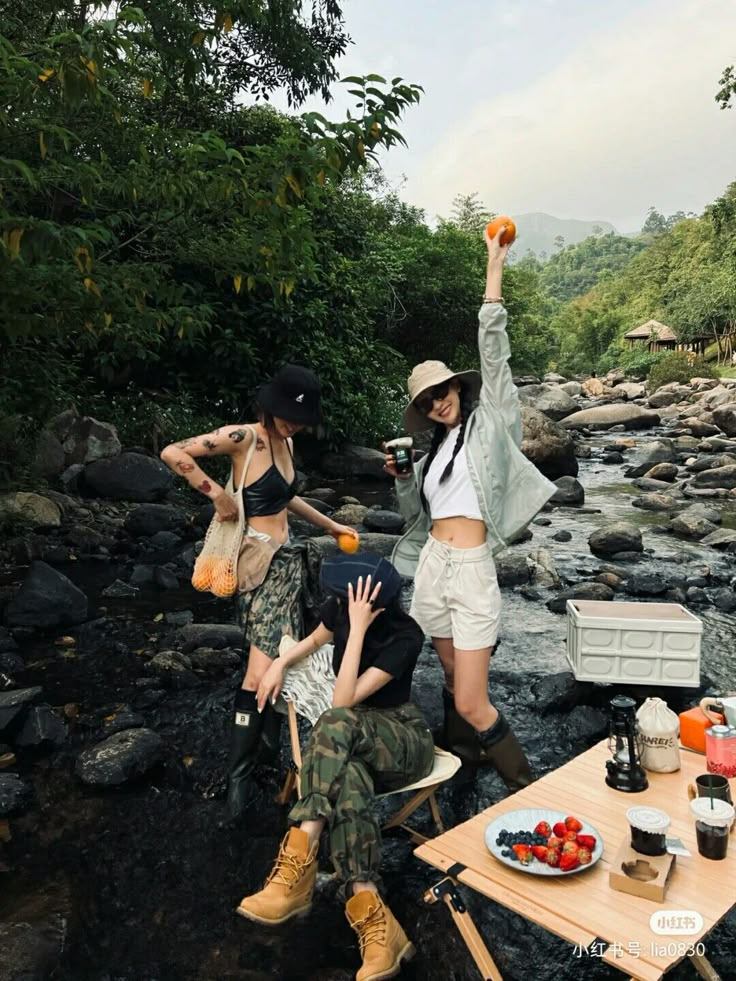 tạo dáng chụp ảnh với thác nước