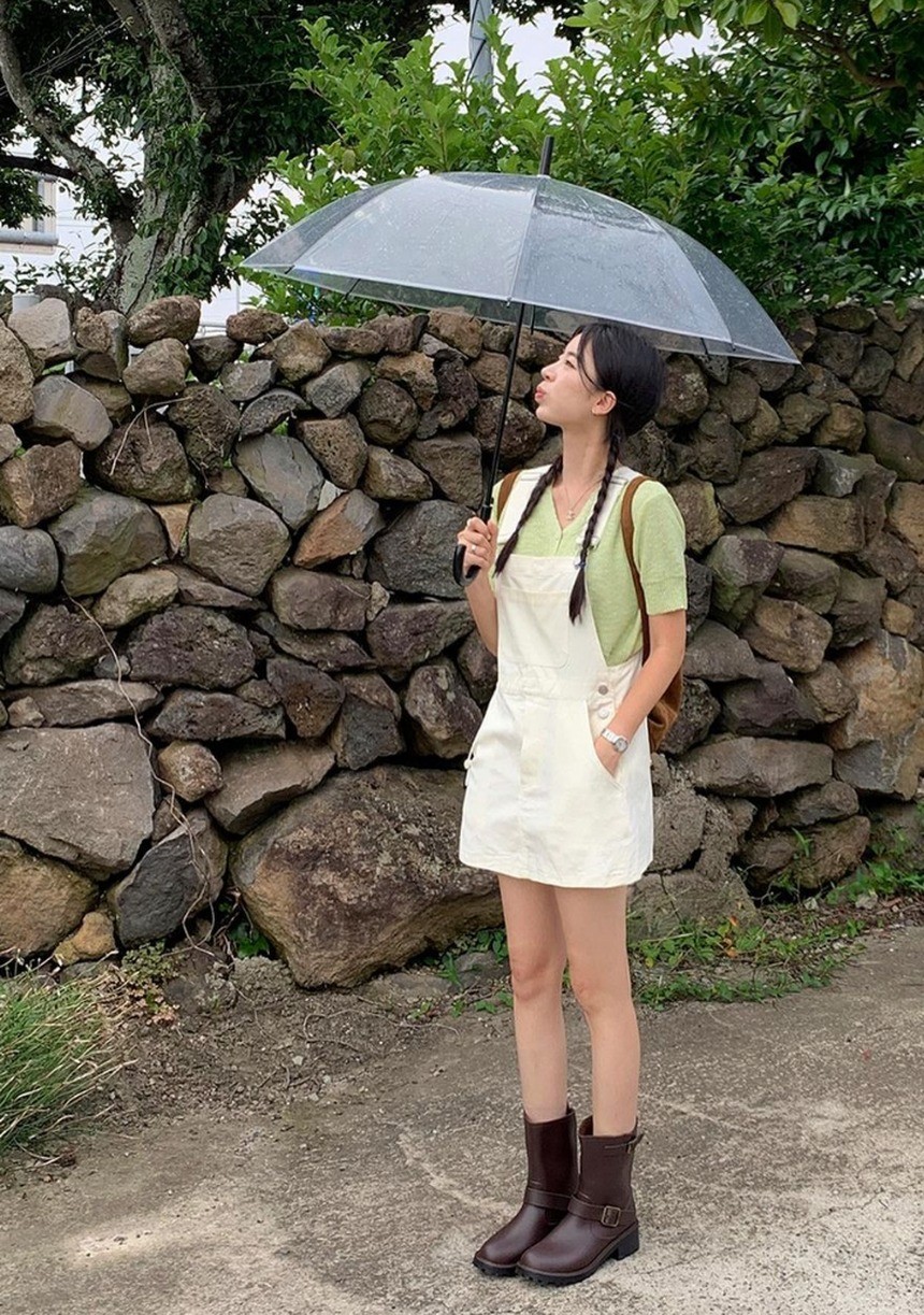 Ngọt ngào và đáng yêu cùng yếm trắng và boots da