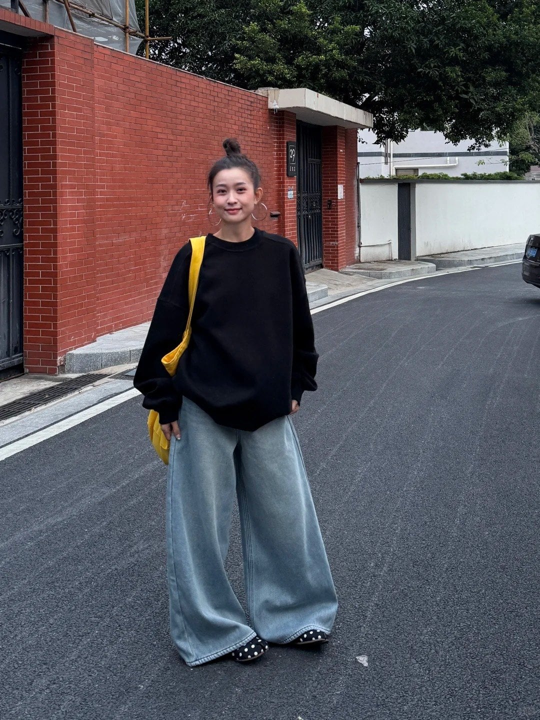 Năng động cùng sweatshirt và quần jeans