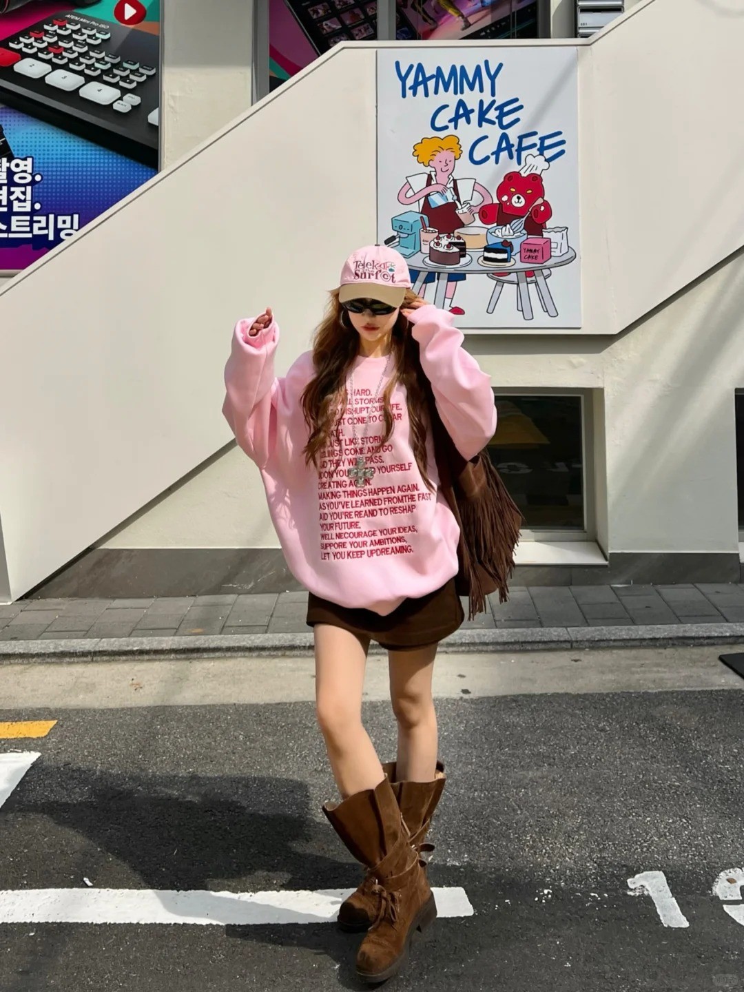 Sweatshirt và quần short