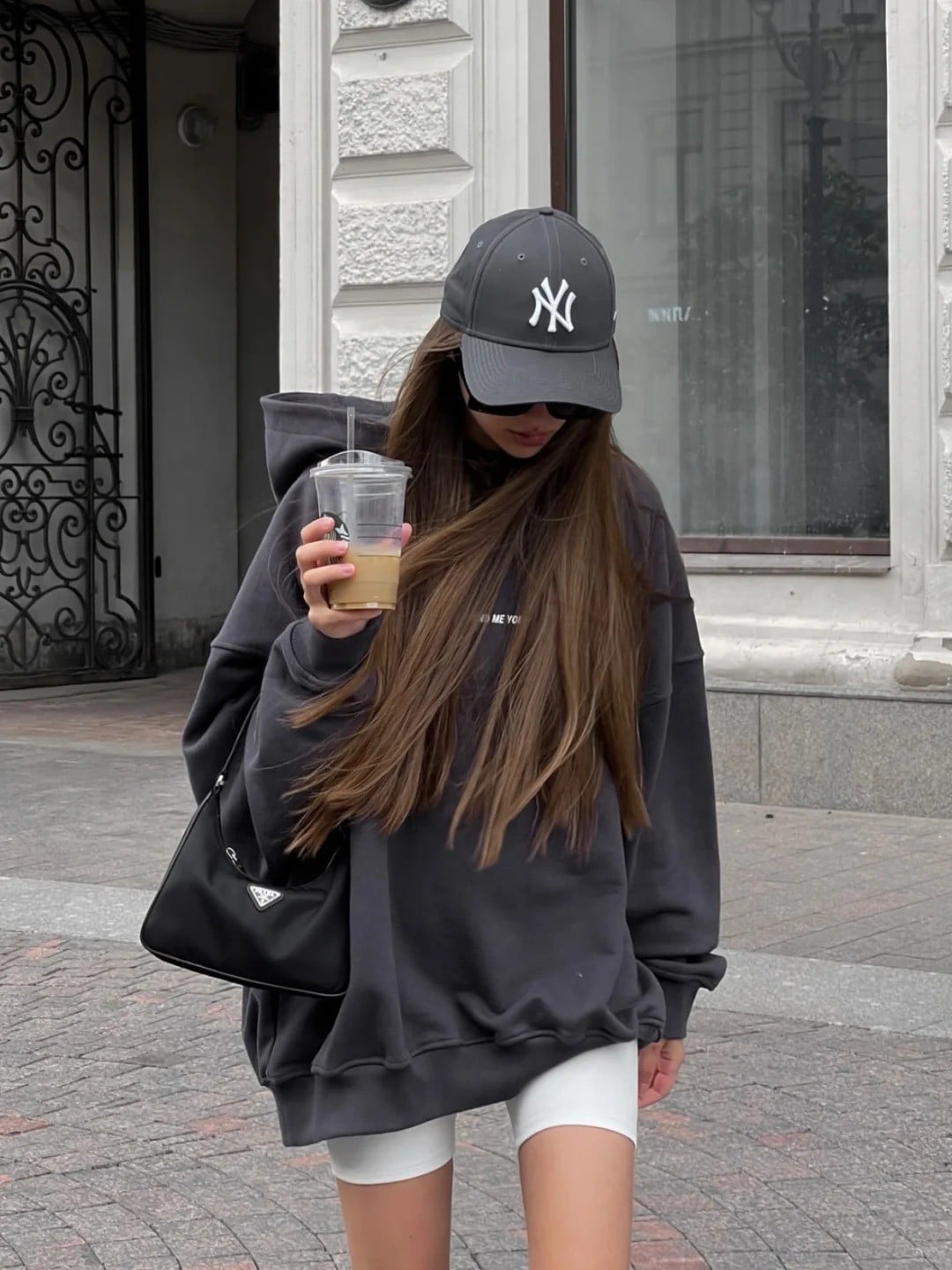 Phong cách giấu quần với sweatshirt oversized