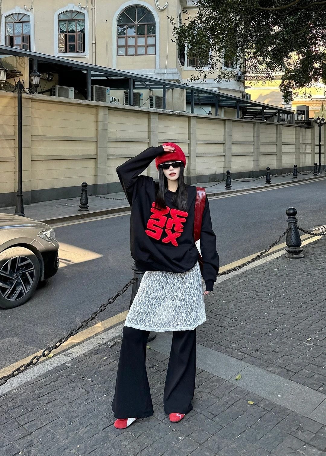 Độc đáo với sweatshirt và váy yếm/quần yếm