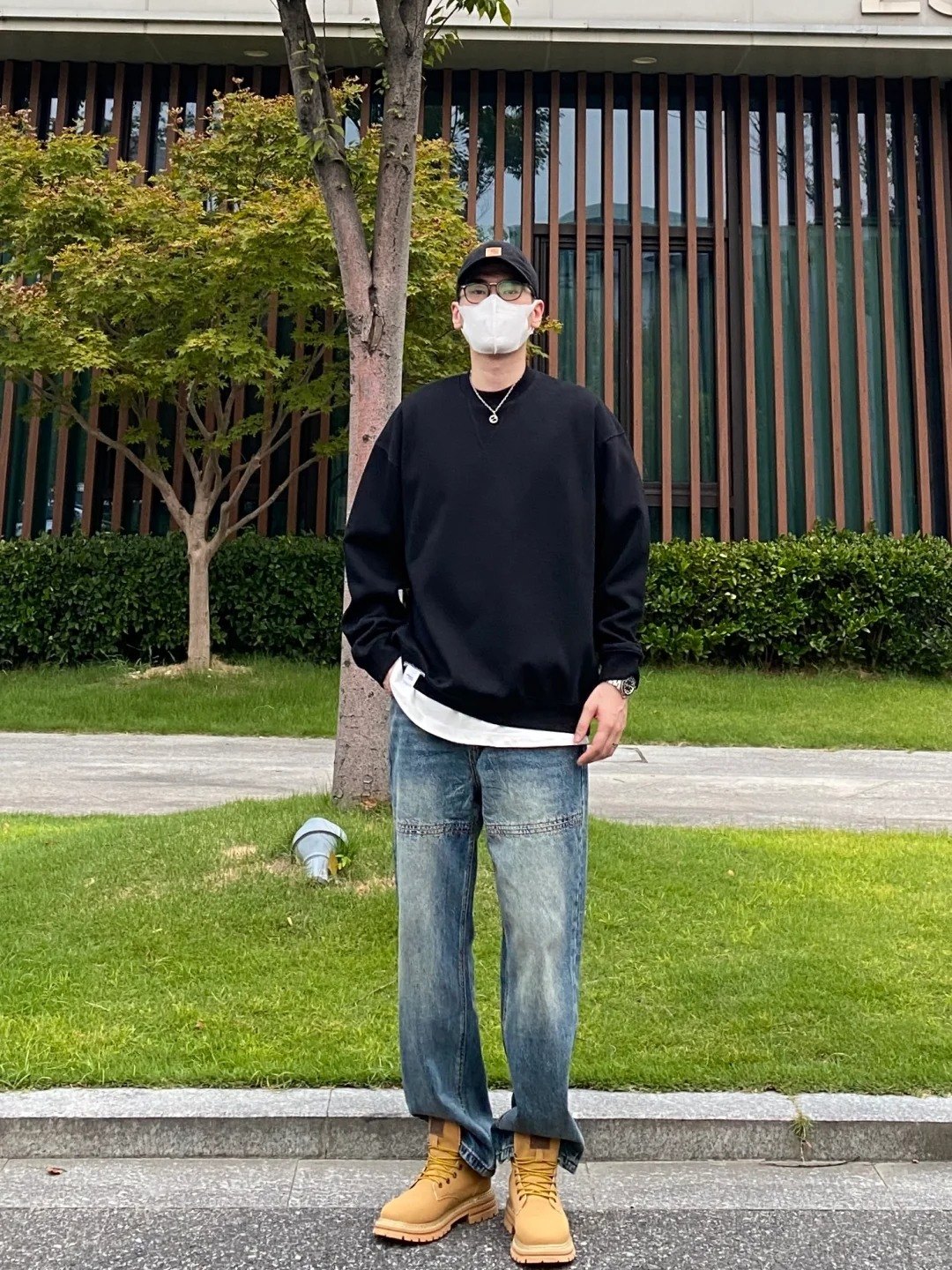 Bụi bặm với sweatshirt và quần jeans rách