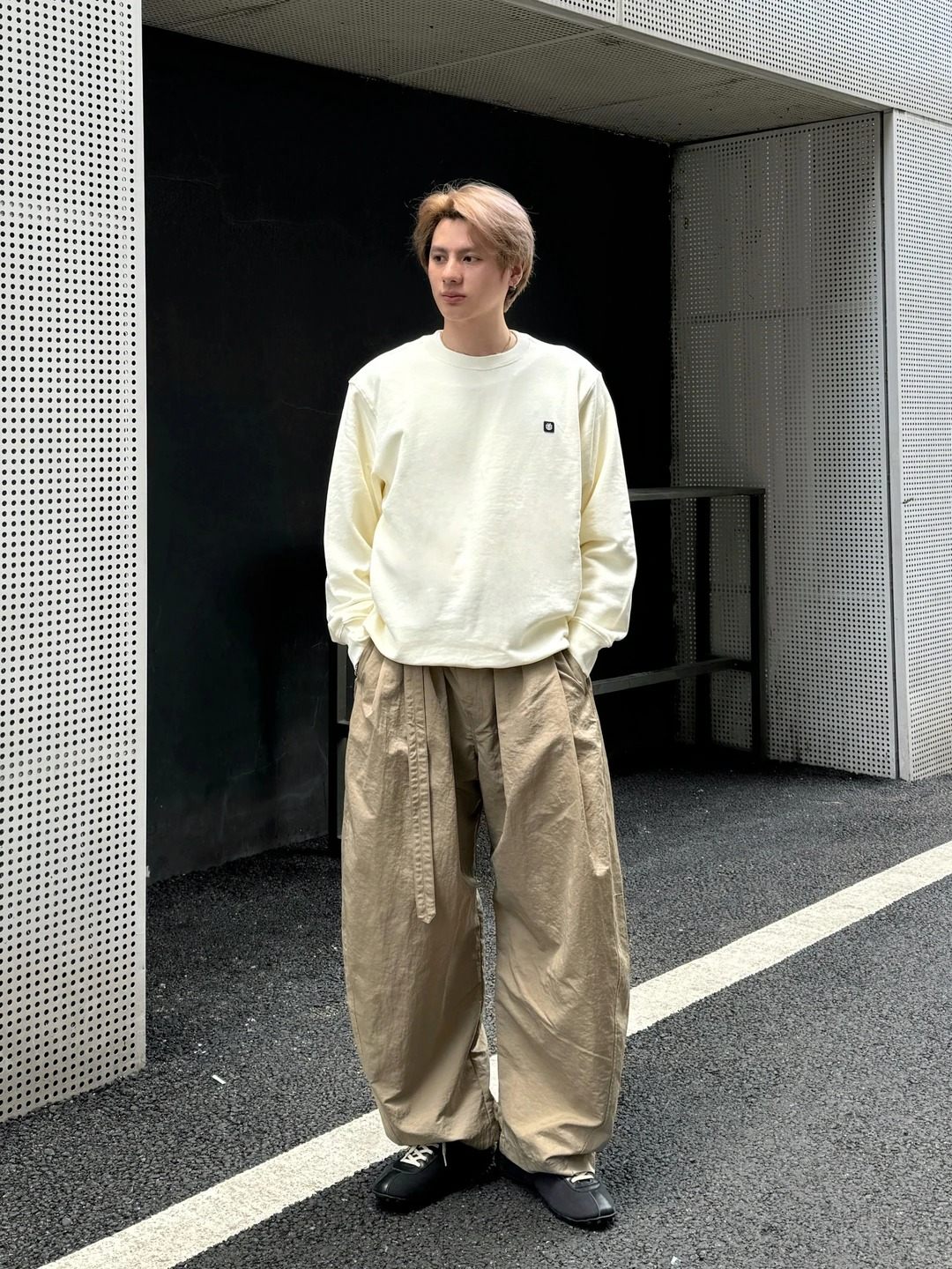 Lịch lãm cùng sweatshirt và quần kaki