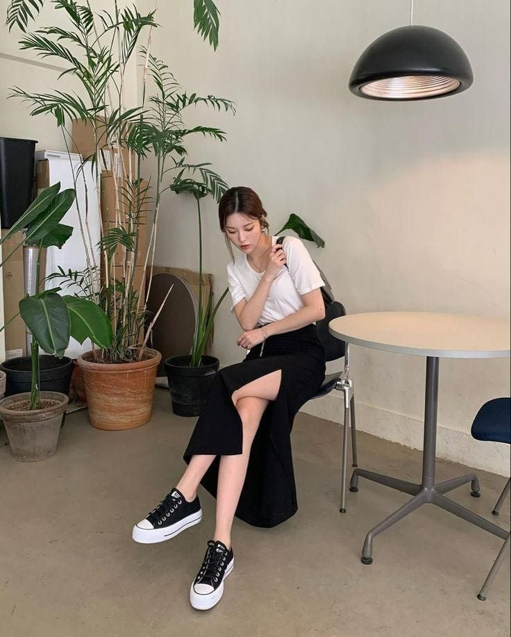 chân váy xẻ tà mix áo phông