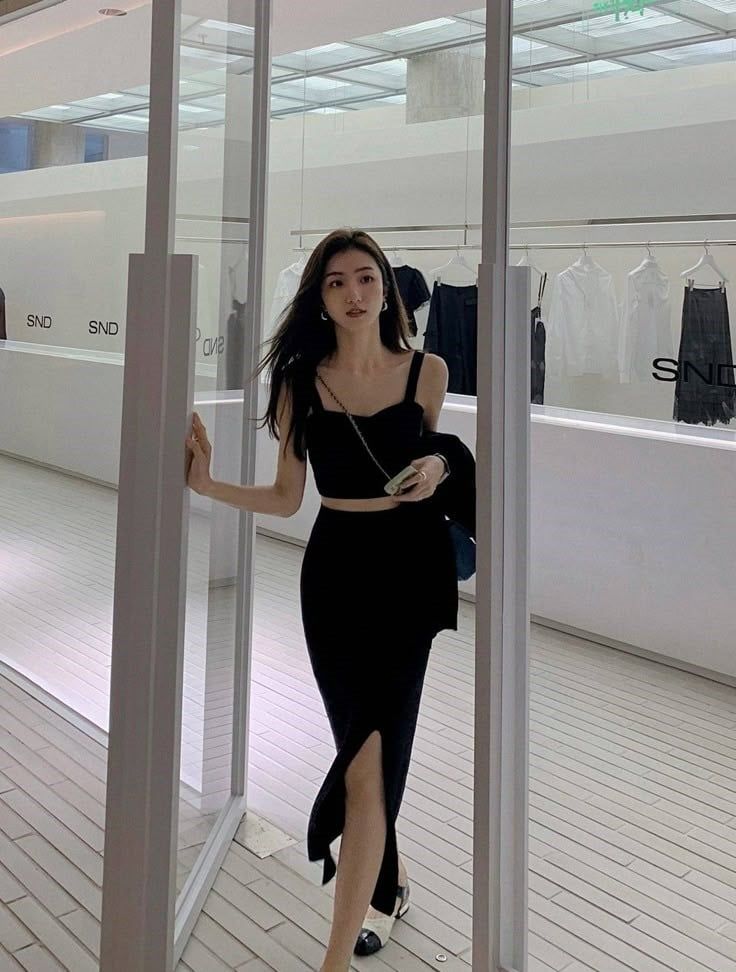 chân váy xẻ tà mix áo trễ vai