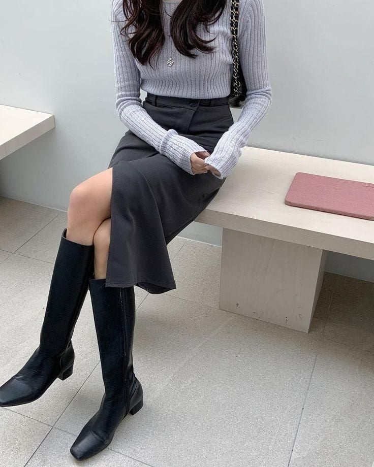 chân váy xẻ tà lệch màu đen