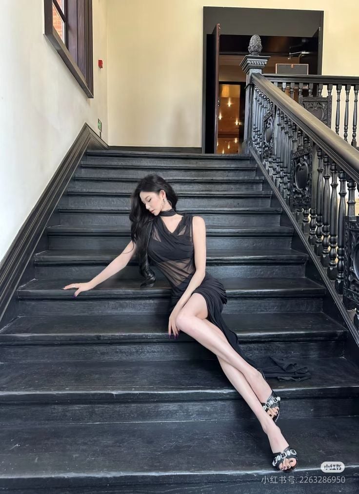 chụp ảnh sang chảnh với ly rượu vang